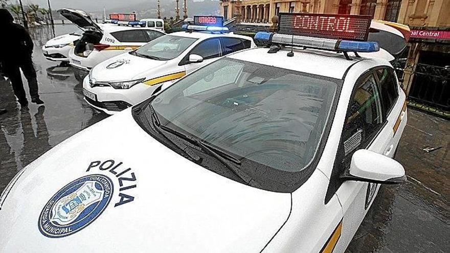 Coches híbridos con paneles luminosos para patrullar