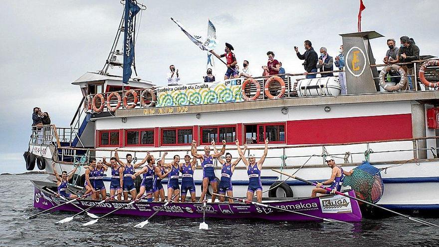 La tripulación de la &#039;Sotera&#039; santurtziarra recibe ayer la bandera de A Coruña en aguas gallegas. Foto: Eusko Label