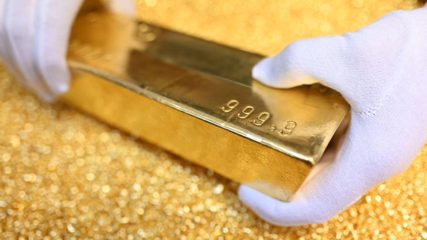 El oro mantiene su rebote y reconquista los 5.000 dólares