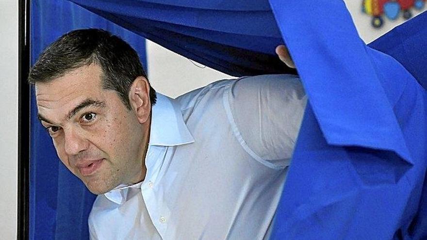 El líder de Syriza, Alexis Tsipras, sale de una cabina electoral