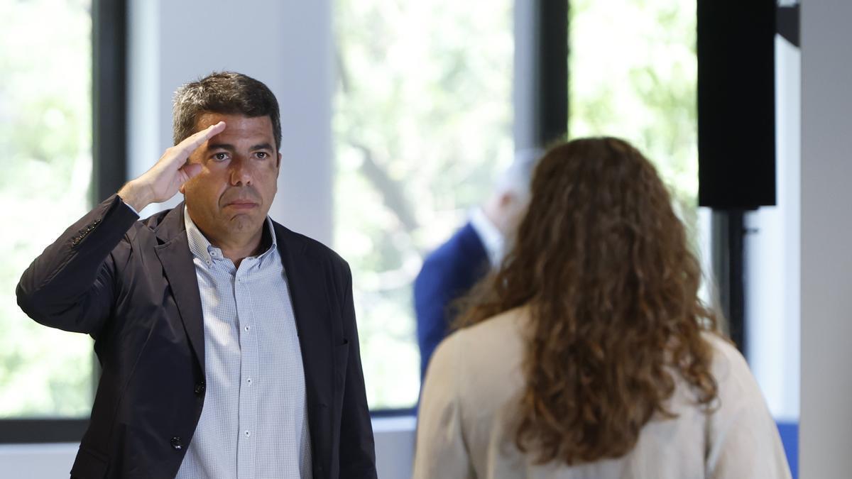 Carlos Mazón saluda a la portavoz del PP en el Congreso, Ester Muñoz, al inicio de la reunión del Comité Ejecutivo Nacional del PP el pasado lunes.