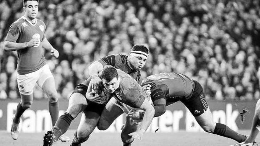 La defensa francesa frena el avance del irlandés Robbie Henshaw.