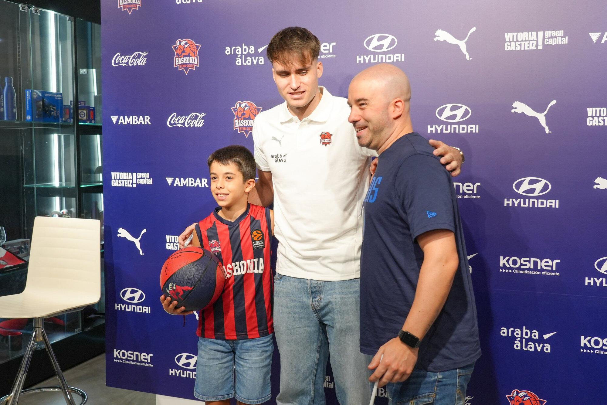 En imágenes: Rafa Villar, presentado como nuevo jugador del Baskonia
