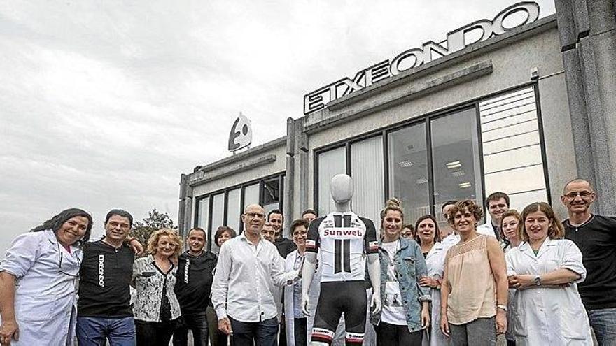 Trabajadores de Etxeondo, con los fundadores de la marca Paco Rodrigo y María Jesús Uranga en primera línea, posan ayer para este periódico en Irura.