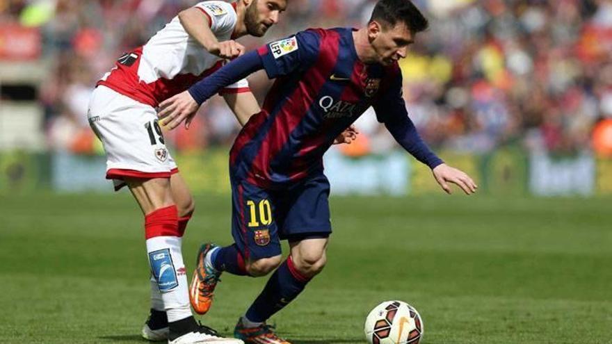 El delantero Lionel Messi pelea un balón con el delantero del Rayo Vallecano Leo Baptistao.