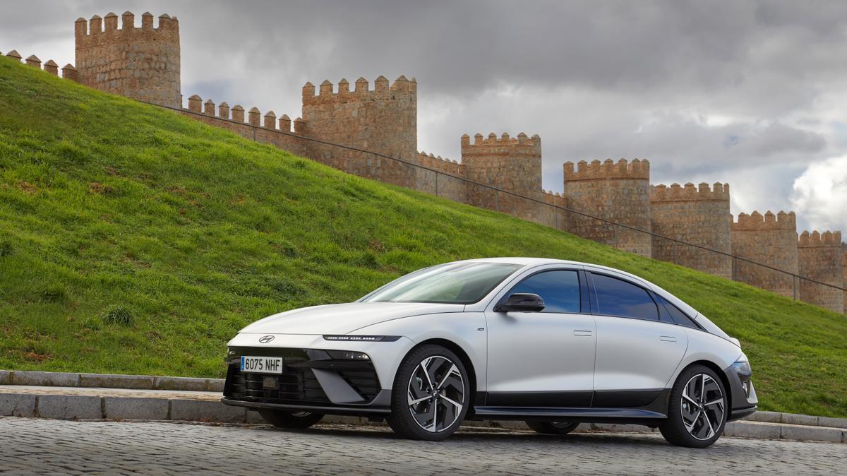 El Ioniq 6, la llamativa berlina eléctrica de casi cinco metros de Hyundai, mejora imagen y contenido.