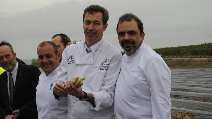 Los cocineros Nicolás Ramírez, Javier Díaz y Jesús Sánchez en una cata en San Adrián.