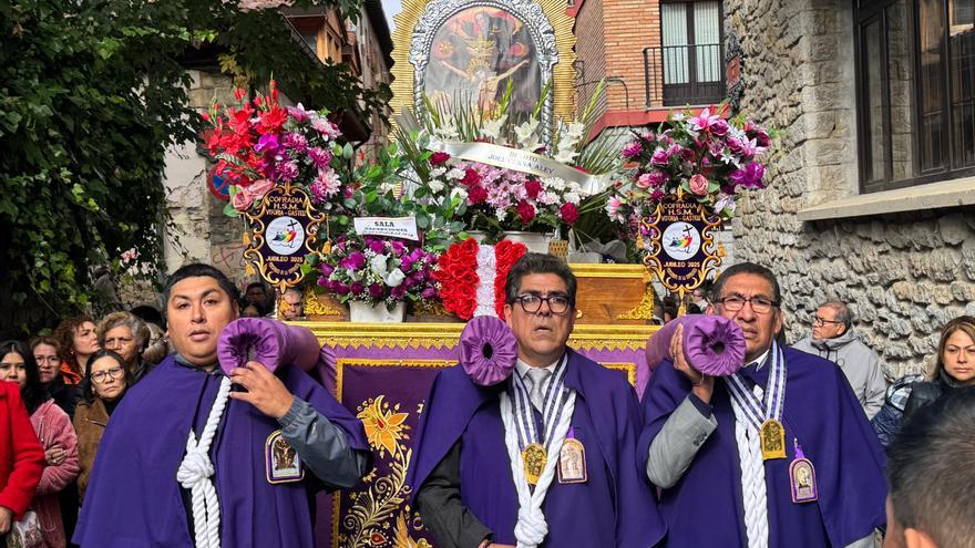 Las calles del Casco Viejo disfrutan la procesión en honor al patrón de Perú