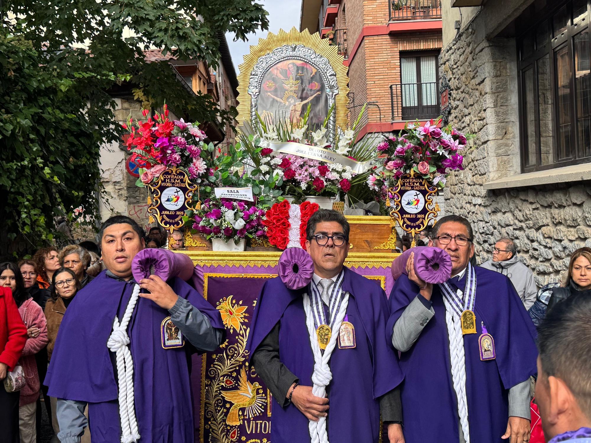 En imágenes: Procesión peruana por Vitoria en honor al patrón de Perú