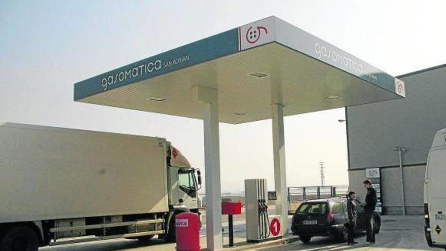 Rubén González atiende a una vecina en la nueva gasolinera de San Adrián.