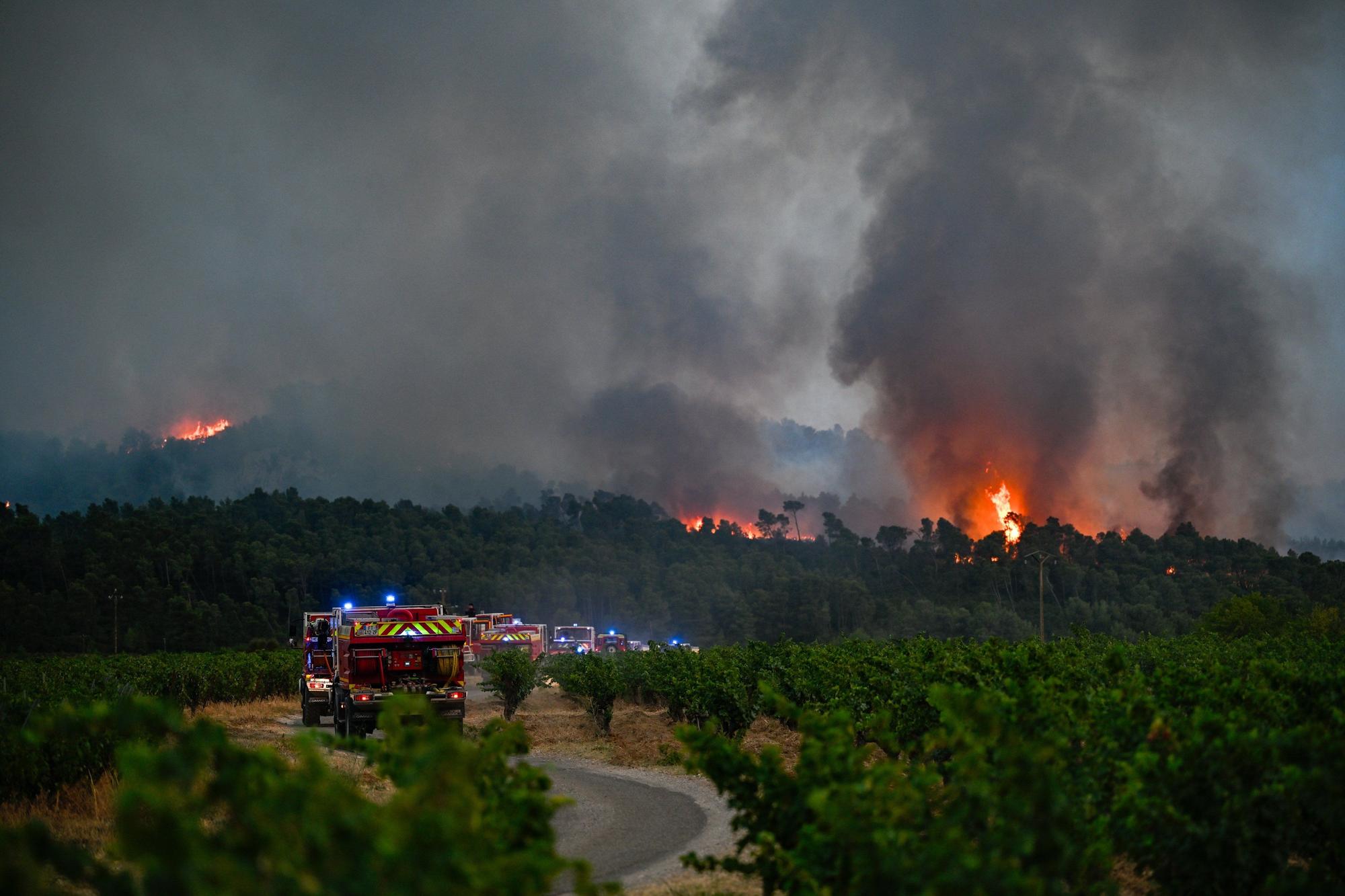El fuego en el sur de Francia "ya no avanza" aunque sigue sin estar controlado