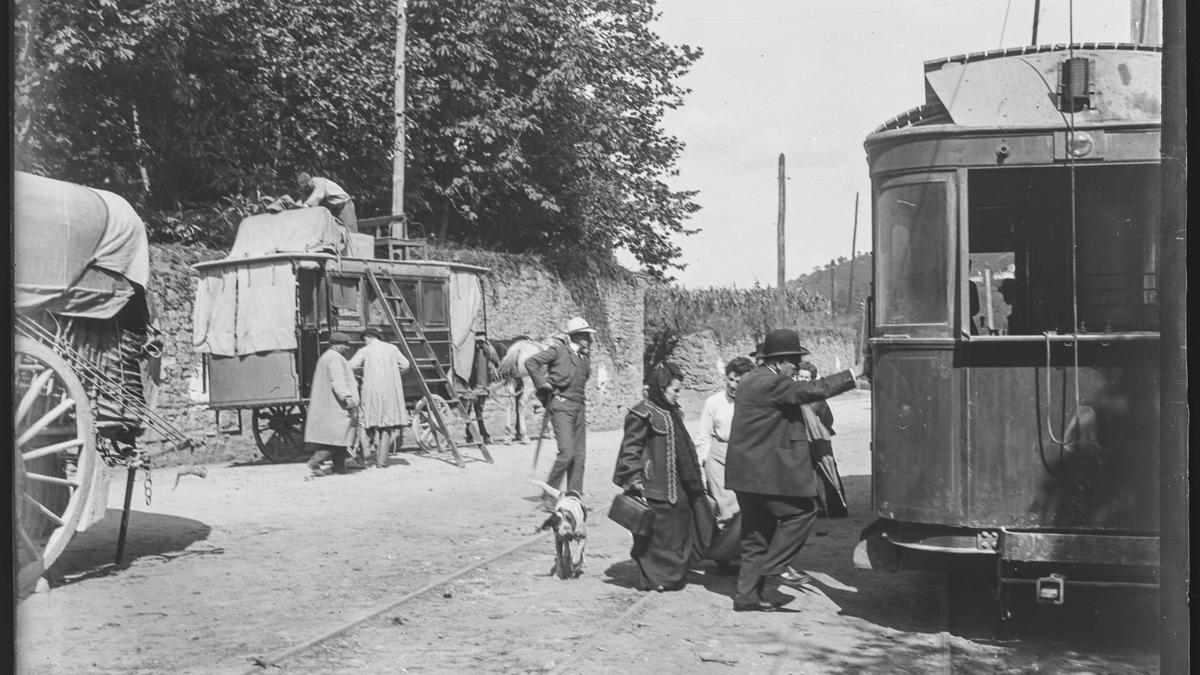 Viajeros subiendo al tranvía en la estación de Zeanuri, hacia 1902.