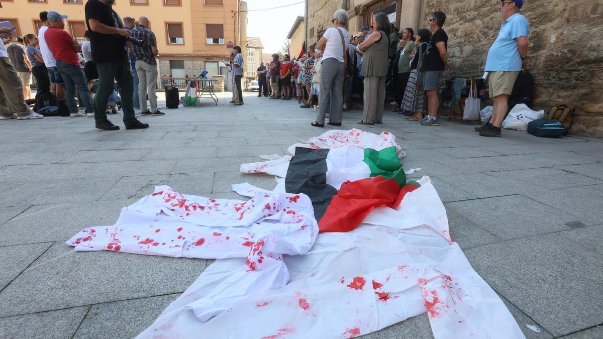 En imágenes: Encierro y ayuno en Vitoria-Gasteiz para apoyar a la &#039;Global Sumud Flotilla&#039;