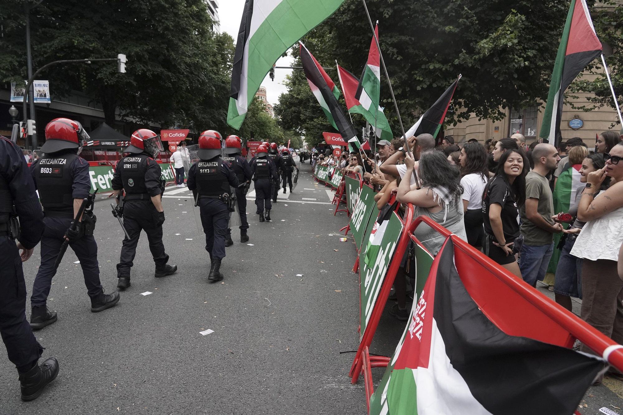 En imágenes: protesta contra el Israel al paso de la La Vuelta por Bilbao