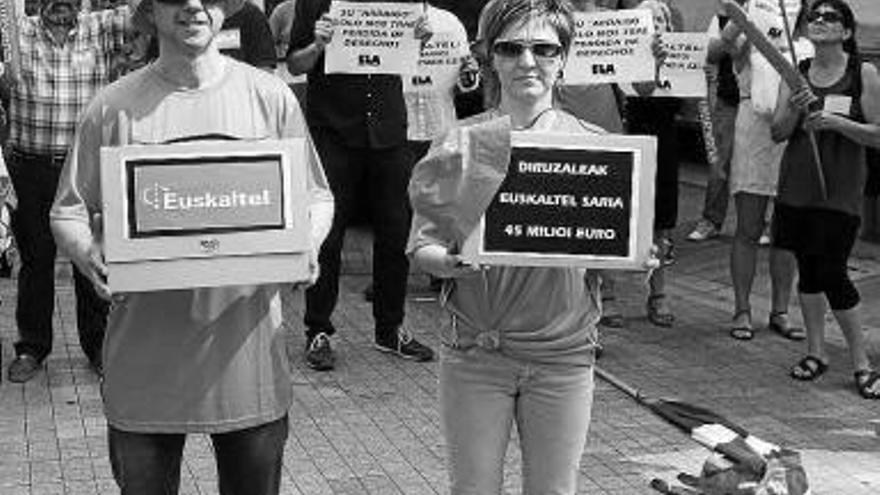 Protestas y ausencias en la primera salida al parqué en la Bolsa de Bilbao