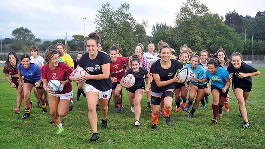 La plantilla del Getxo femenino posa en un entrenamiento en Fadura. Fotos: Oskar González