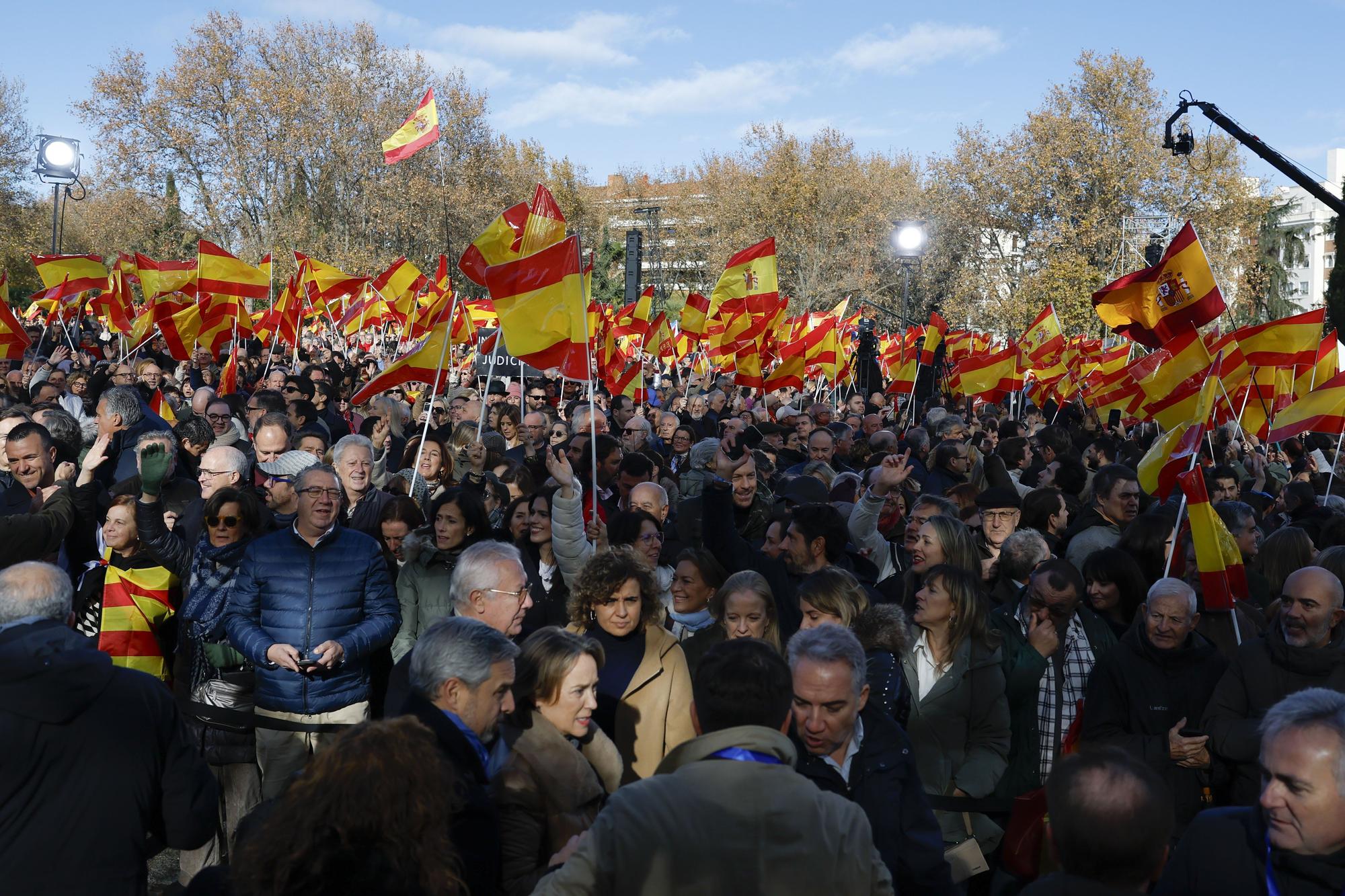 En imágenes: Miles de personas inundan con banderas de España la protesta del PP en Madrid para pedir elecciones anticipadas