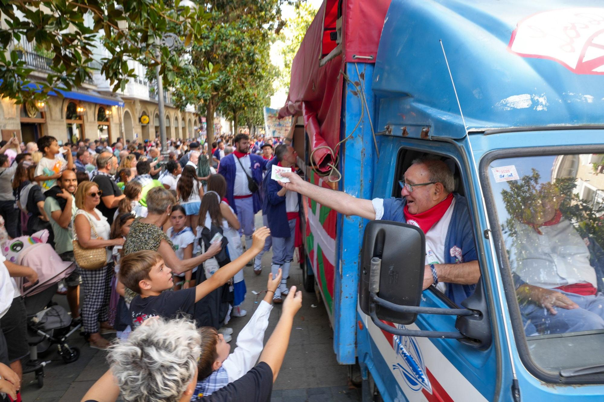 En imágenes: Blusas y neskas desfilan en el primer paseíllo