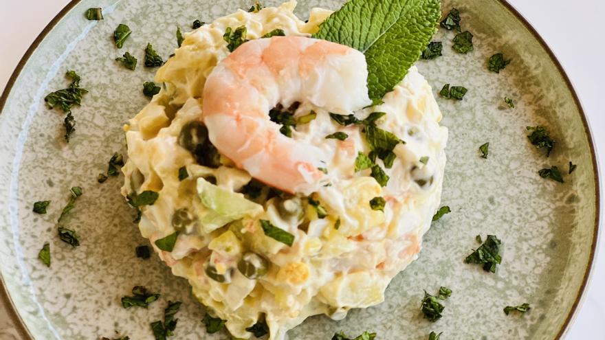 Receta veraniega y saludable: ensaladilla con langostinos y menta fresca