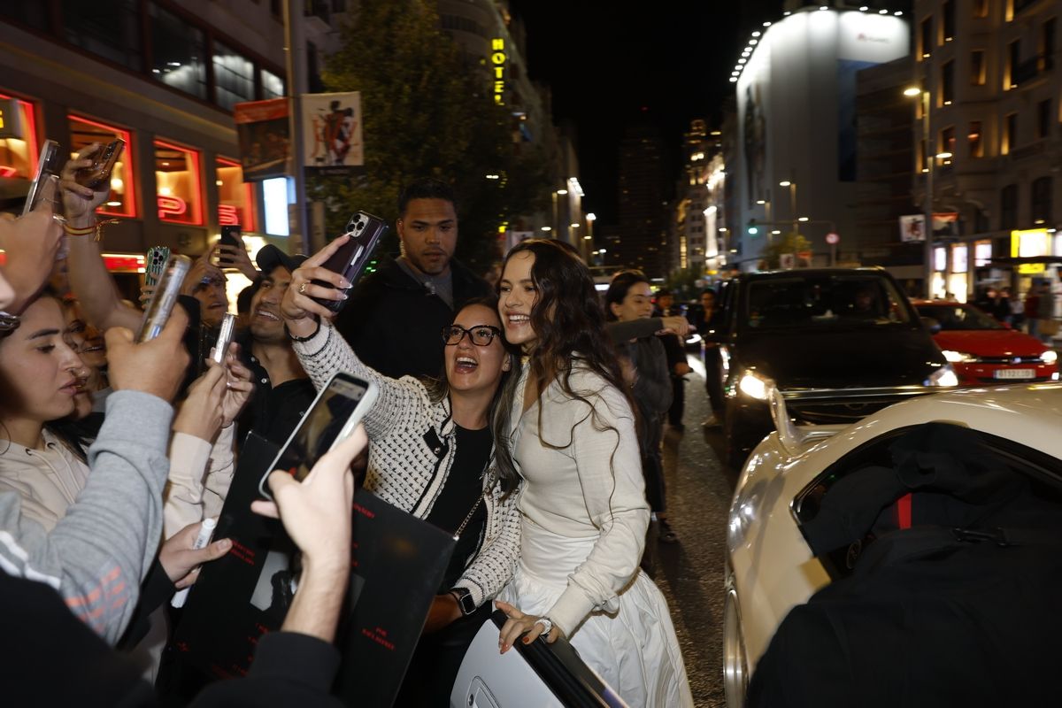 Rosalía presenta su disco en las pantallas de Callao y desaparece entre miles de fans