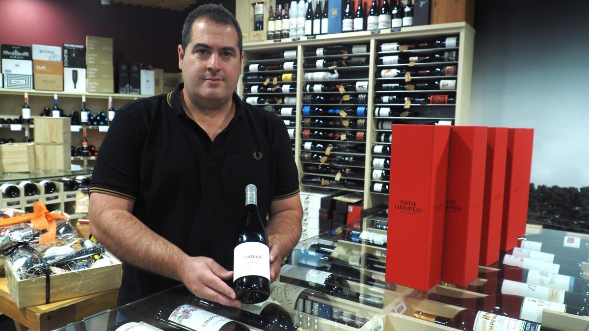 Zigor Odriozola, en el establecimiento de Odriozola Ardoak de Azkoitia, con una botella de &#039;Hariak&#039; la marca que producen desde hace dos años en Lapuebla de Labarca.