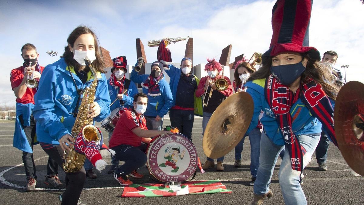 Integrantes de fanfarre Biotzatarrak en los aledaños del Buesa en 2021.