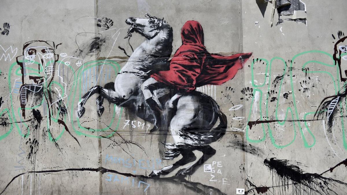 Un grafiti del artista Banksy muestra a Napoleón a caballo, en el 19 distrito de París.