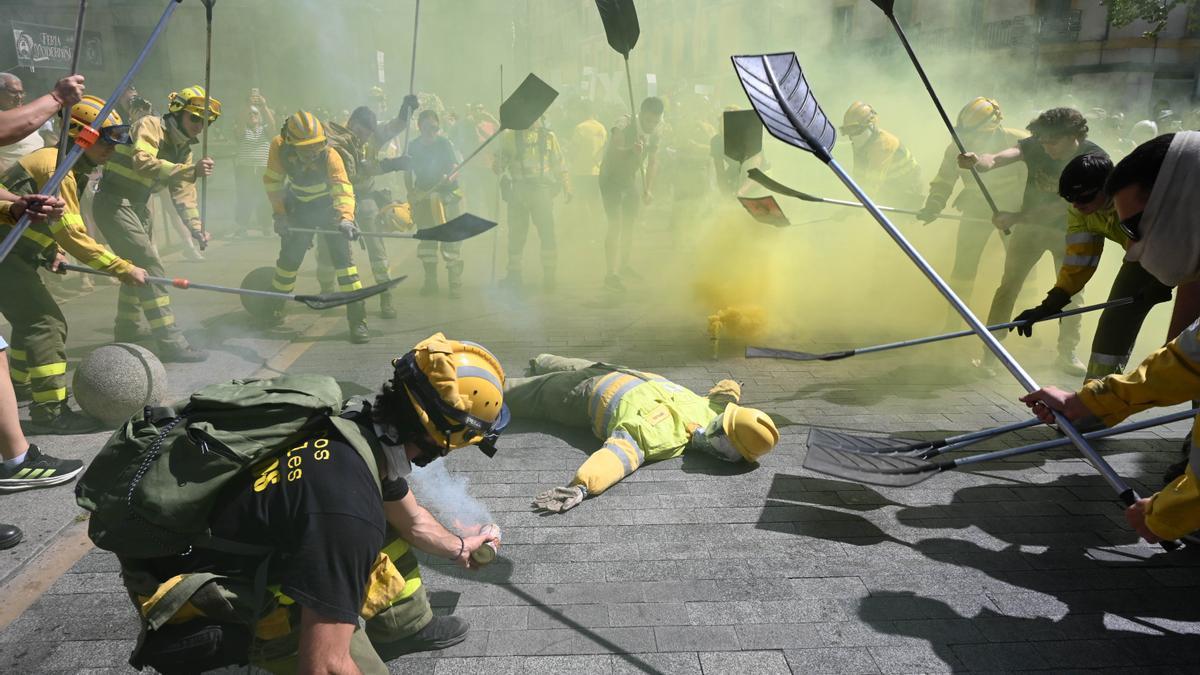 Concentración este sábado en la plaza de la Regla de León para apoyar la marcha convocada por la Asociación de Trabajadores de Incendios Forestales de Castilla y León (ATIFCYL), que exige un operativo &quot;100% público, profesional y estable&quot; durante todo el año.
