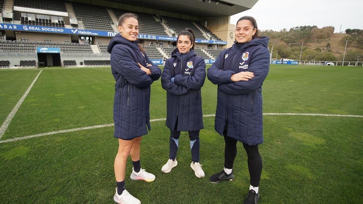 Nahia Aparicio (I), Intza Egiguren y Julia Arrula (D)