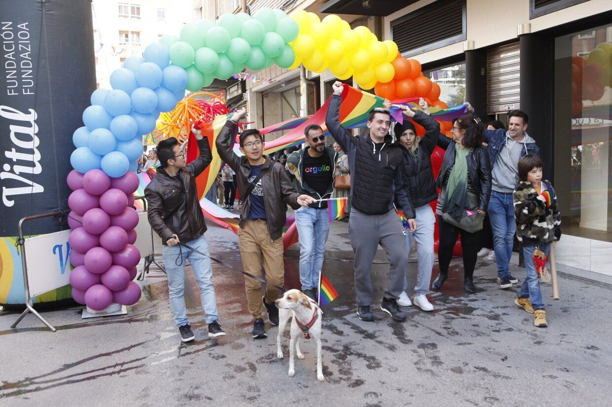 En imágenes: éxito absoluto en la fiesta contra de la LGTBIfobia de la zona Gorbea de Vitoria