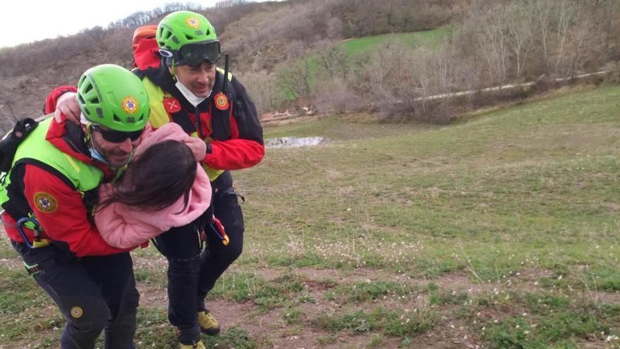 Encuentran en buen estado a la niña desaparecida en un bosque en Italia