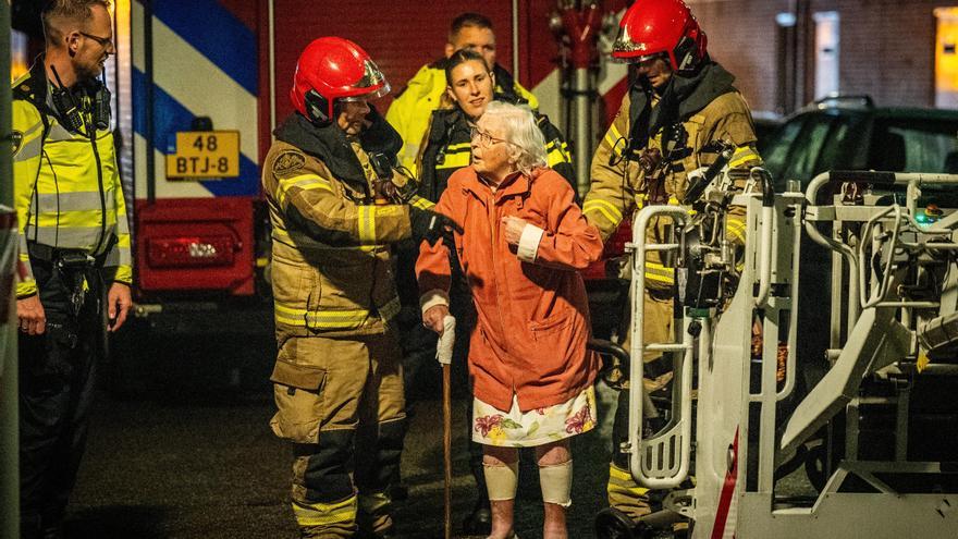 Una fuerte explosión en Ámsterdam deja al menos siete heridos y obliga a evacuar a 400 personas