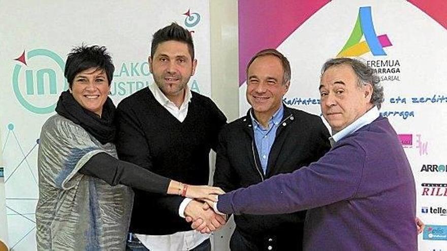 Rosa Maiza, Mikel Serrano, José Luis Romero y Manu Alberdi, juntan sus manos tras la firma del convenio de colaboración.