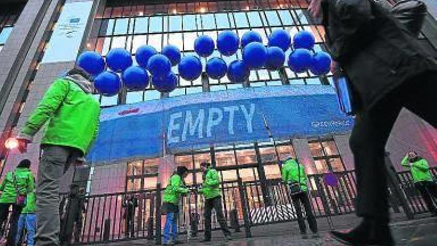Acción de Greenpeace en la entrada del Consejo.
