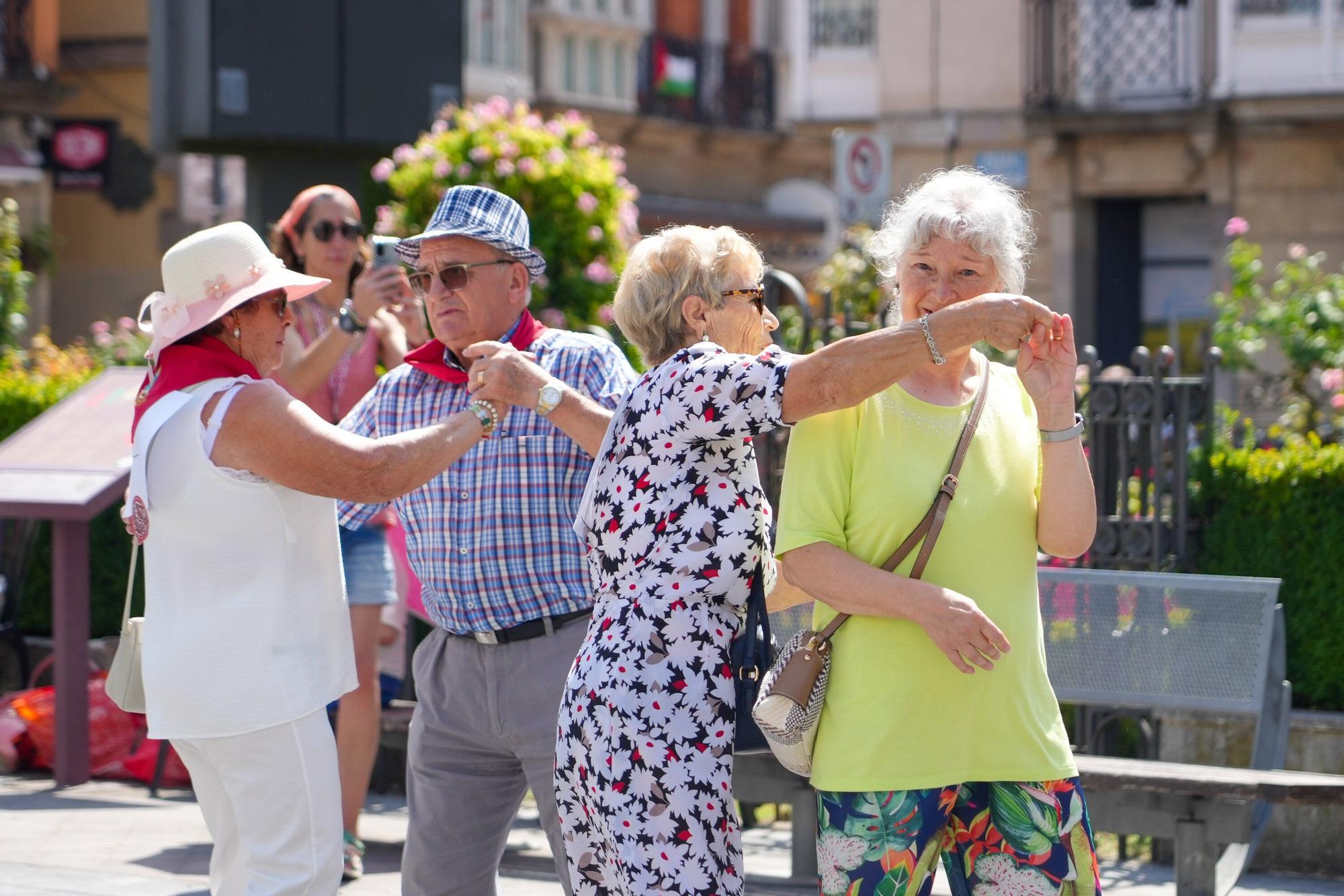 En imágenes: El meneíto veterano llena de bailables la plaza de la Provincia