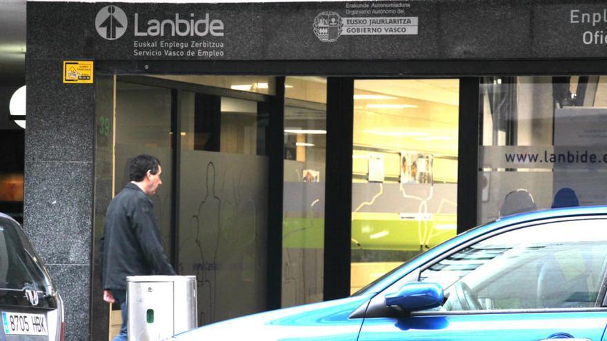 Imagen de archivo de una oficina de Lanbide en Bilbao.