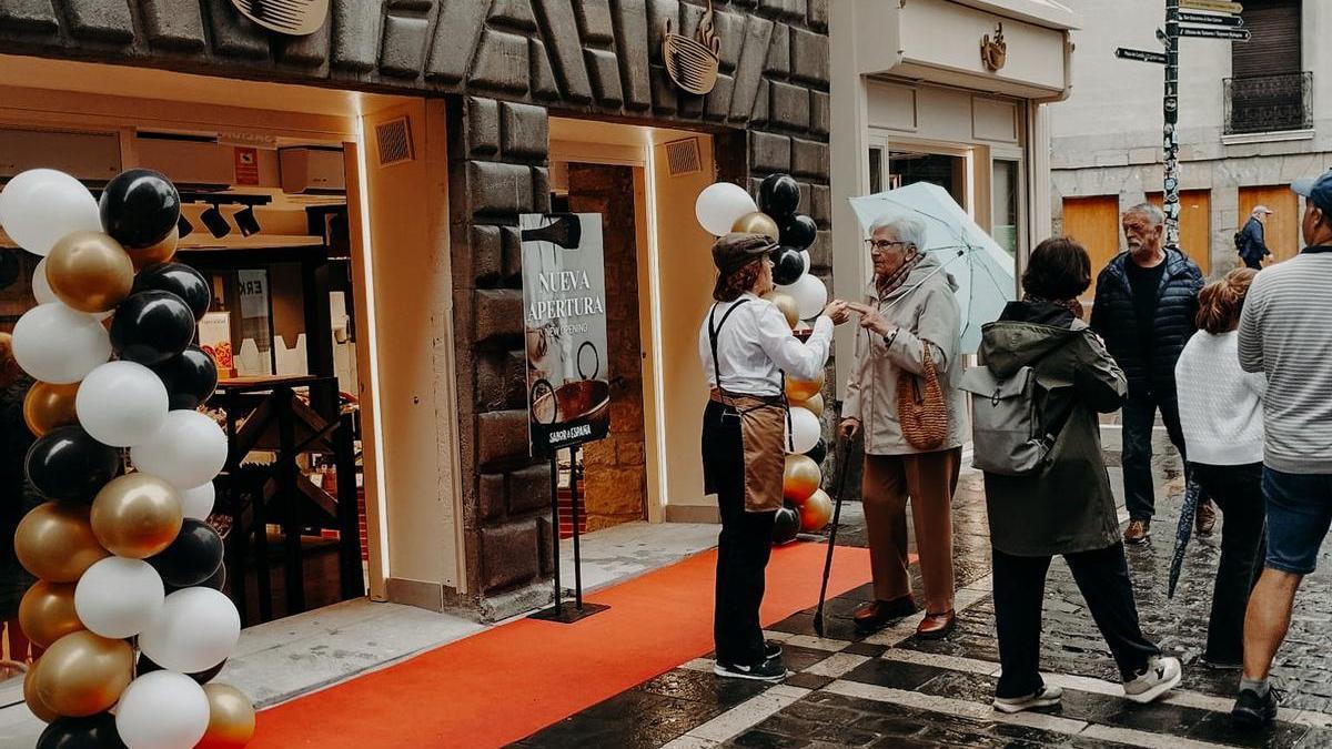 Día de la inauguración de la tienda Sabor a España, ubicada en la antigua sombrerería Gutiérrez, el pasado 21 de septiembre.