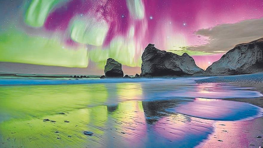 Espectacular colorido del cielo sobre una playa de Islandia.