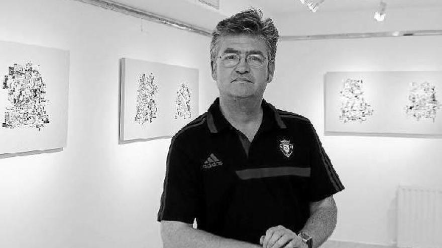 El artista británico Tony Grady, en Lugaritz Kultur Etxea de Donostia, donde expone 16 ‘collages’ bajo el nombre de ‘Dreddheads’.