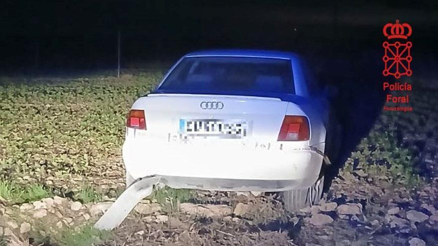 Acaba saliéndose de la carretera en Olite un conductor ebrio, drogado y sin carnet que huía de la Policía