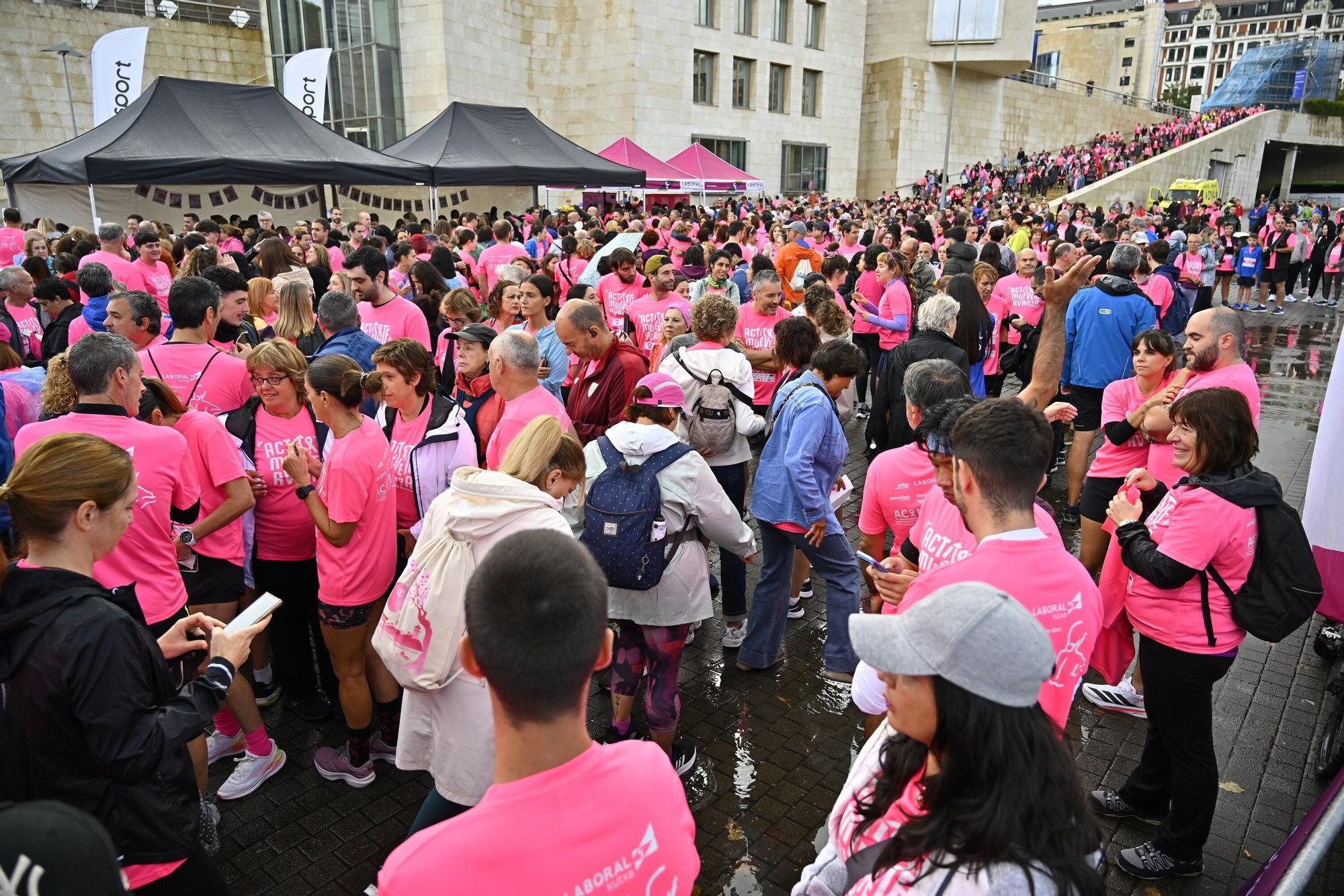 En imágenes: los paraguas tiñen la marea rosa de Bilbao