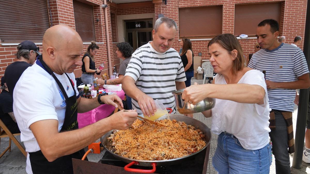 Participantes del concurso de paellas en fiestas de Arabella