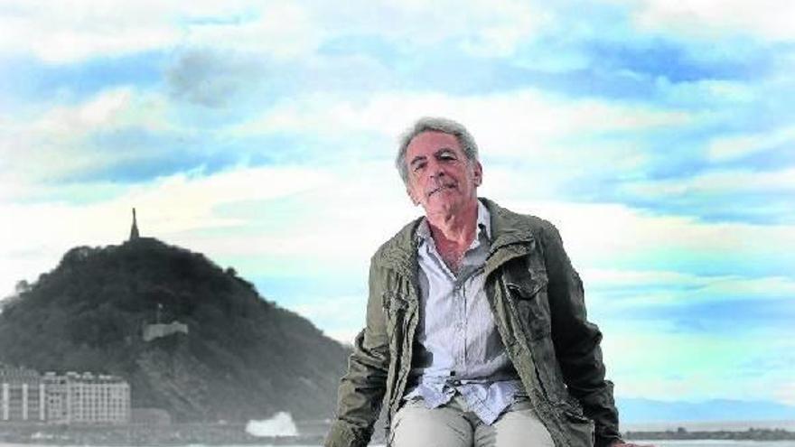 José Antonio Maturana posa en el muelle de la playa de La Zurriola hace apenas unos días.