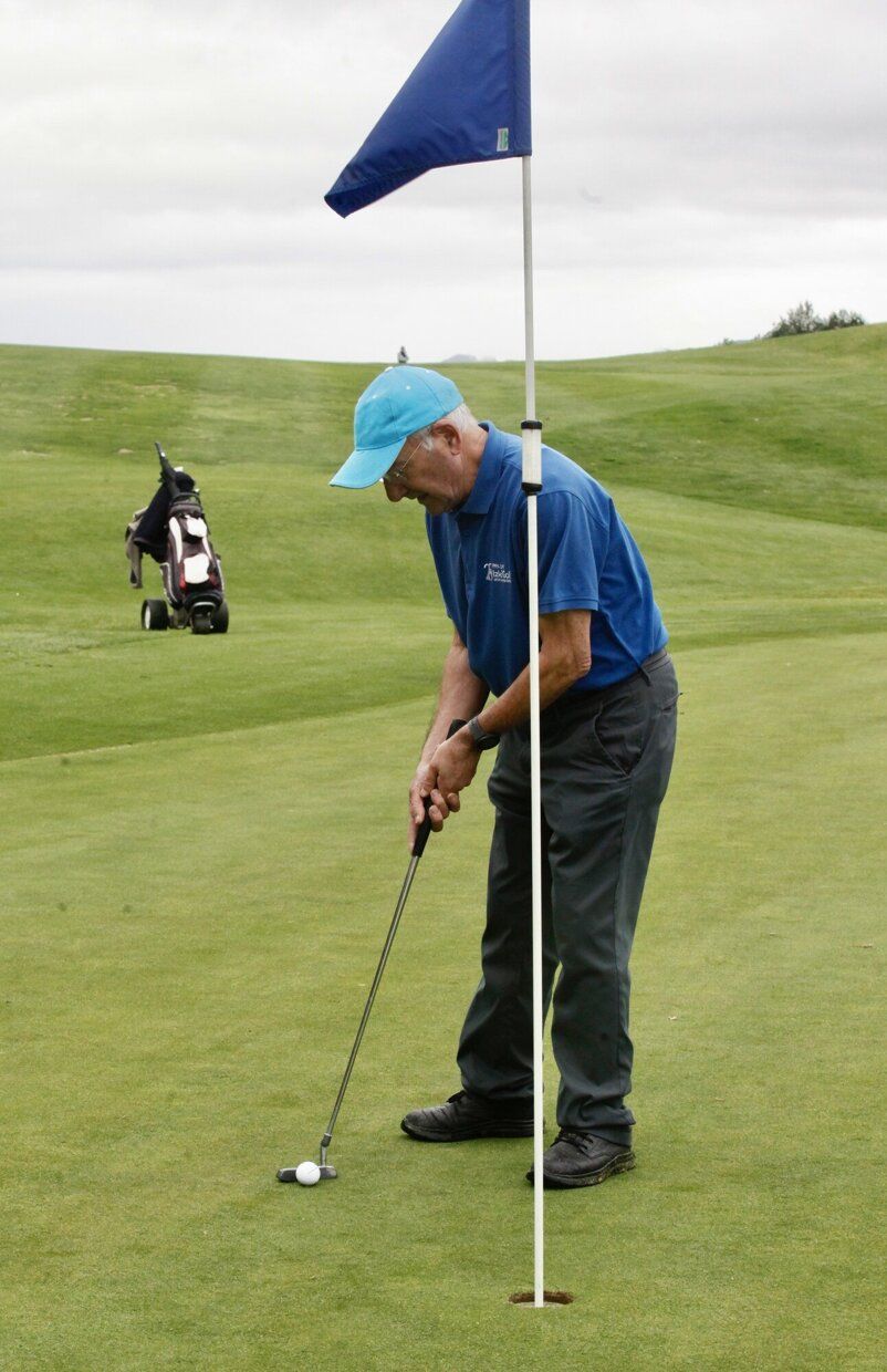 Carlos Gutiérrez se dispone a embocar una bola en un hoyo del campo de Izki