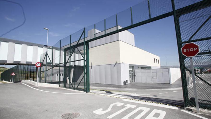 Acceso al centro penitenciario de Pamplona, en la colina de Santa Lucía.