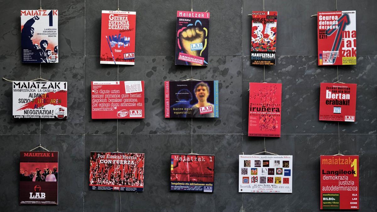 Algunos de los carteles colgados de la muestra en el Parlamento Foral.