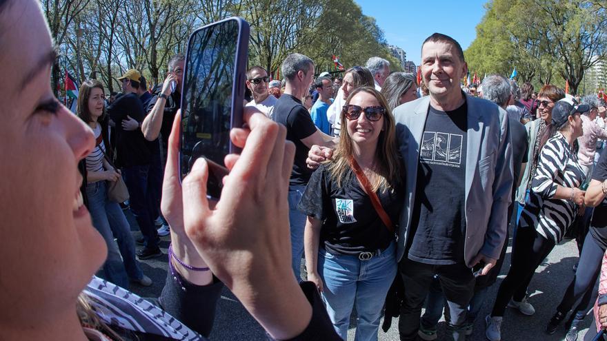 Bromas con el 'Cara al sol', la militancia de Laura Pausini y la que está liando Asiron en Iruña