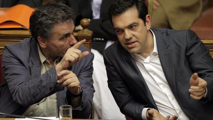 El ministro de Finanzas de Grecia Euclid Tsakalotos (i) y el Primer Ministro de Grecia Alexis Tsipras.
