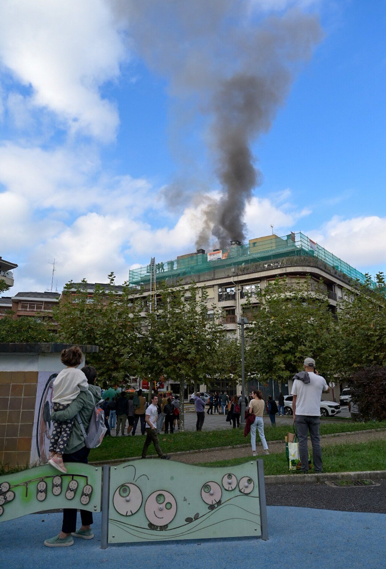 [Fotos] Se incendia un bloque de viviendas en Zumaia