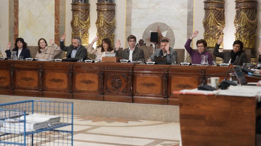El Pleno del Ayuntamiento de Donostia, en imágenes: unanimidad por el PGOU, protesta de los taxistas...